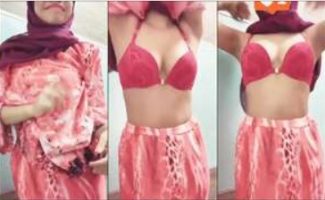 Seorang Ukhty buka baju remas tetek