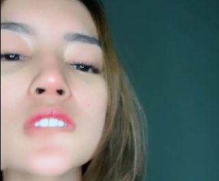 Cilla Remas Tetek Sambil Gigir Bibir Menggoda Pascol