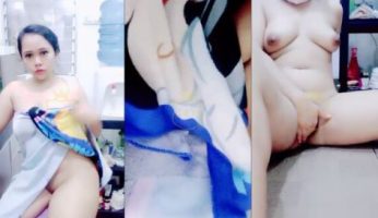 Mbak Dinda Lepas Handuk Ngangkang Ngocok Meki Becek